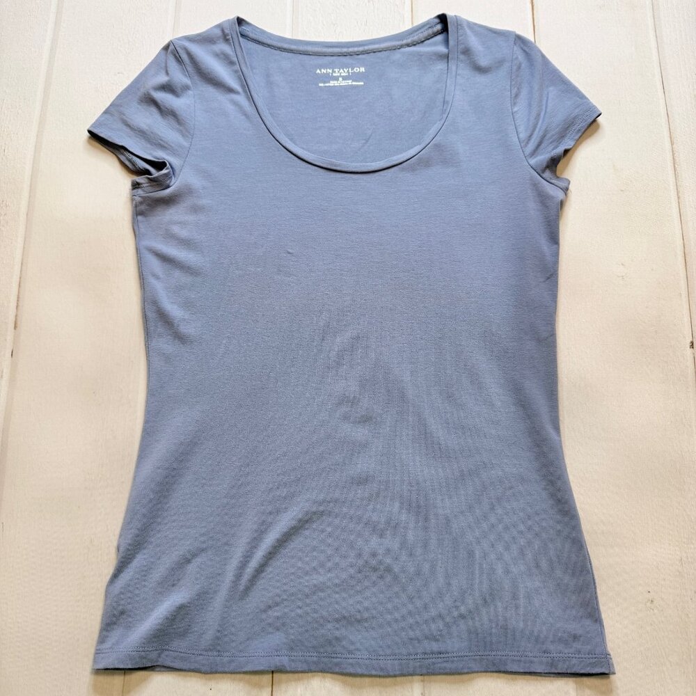 Ann Taylor - Women’s Blue Short Sleeve Top - Size Small.